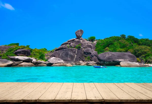 Laut yang indah dan langit biru — Stok Foto