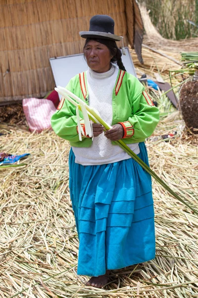 Неопознанная женщина в традиционной одежде — стоковое фото