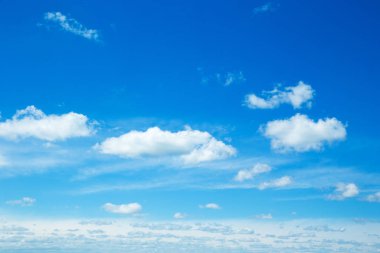 küçük bulutlu gökyüzü arkaplanı