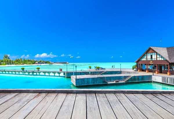 Spiaggia con bungalow d'acqua — Foto Stock