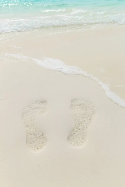 Tropisch strand met voetafdrukken op zand — Stockfoto