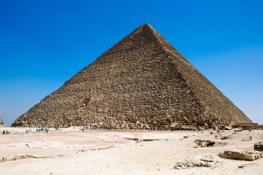 güzel bir gökyüzü ile piramit 