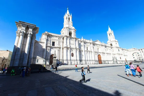 Plaza principal de Arequipa con iglesia — Foto de Stock