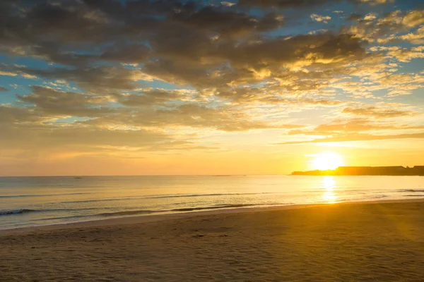 Sunrise over the tropical beach — Stock Photo, Image