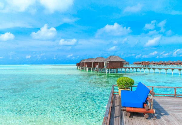 Praia bonita com bungalows de água — Fotografia de Stock