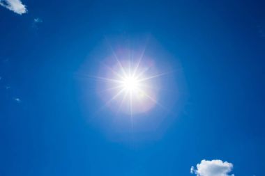 Mavi gökyüzündeki bulutlar