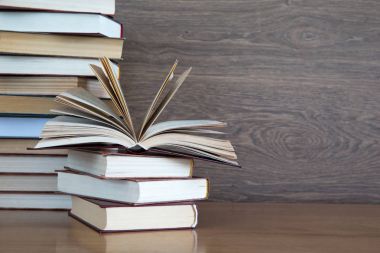 ahşap güverte kitap yığınları