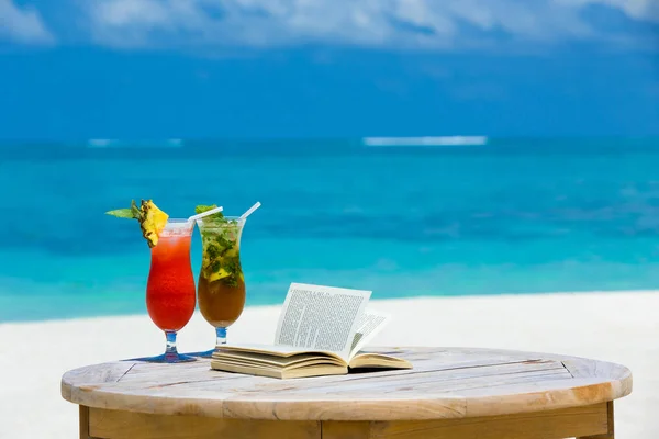 Två drinkar i glas med oskärpa beach på bakgrund — Stockfoto