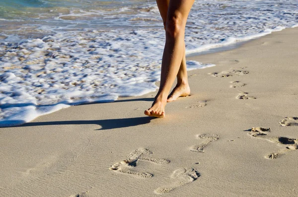 ぬれた砂の中の足跡 — ストック写真