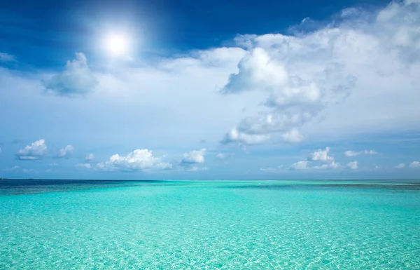 Spiaggia tropicale alle Maldive — Foto Stock