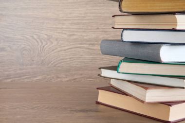 ahşap güverte kitap yığınları
