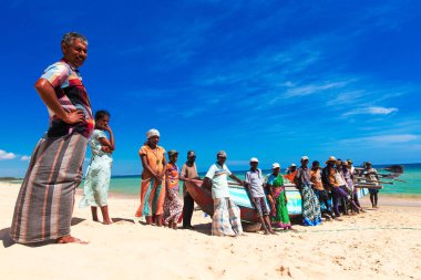 Her gün balıkçılar teknenin suya düşürmek 