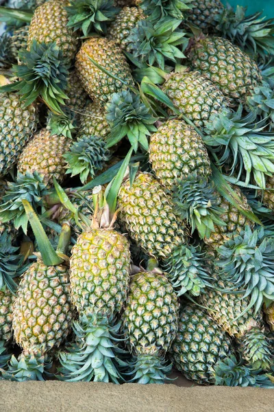 Свежий ананасовый фон — стоковое фото