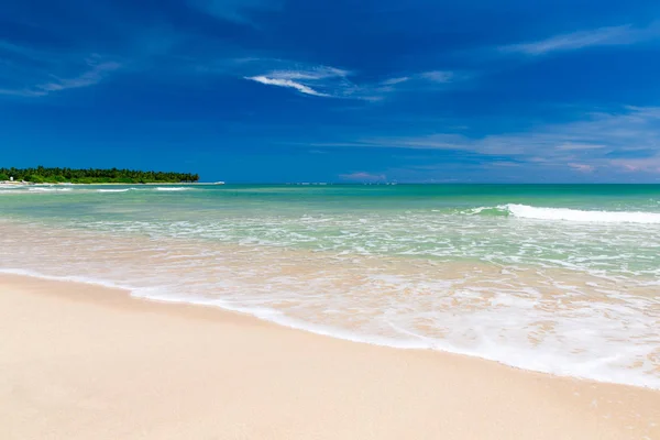 Tropisk strand på Sri Lanka – stockfoto