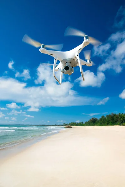 Dron volando sobre el mar — Foto de Stock