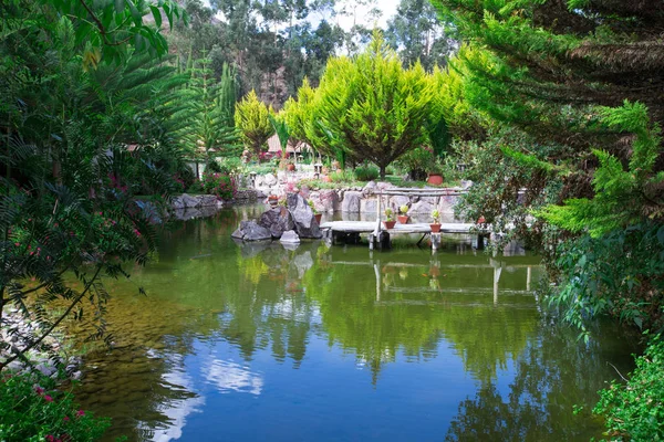 Gartenlandschaft mit See — Stockfoto