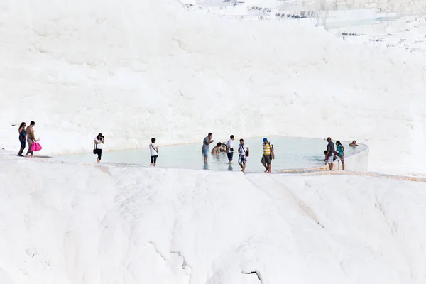 Turistas en las piscinas Pamukkale Travertine — Foto de Stock