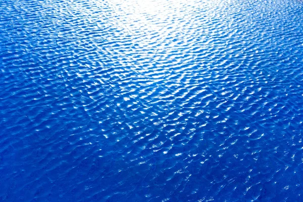 Blauw water met zon reflecties — Stockfoto