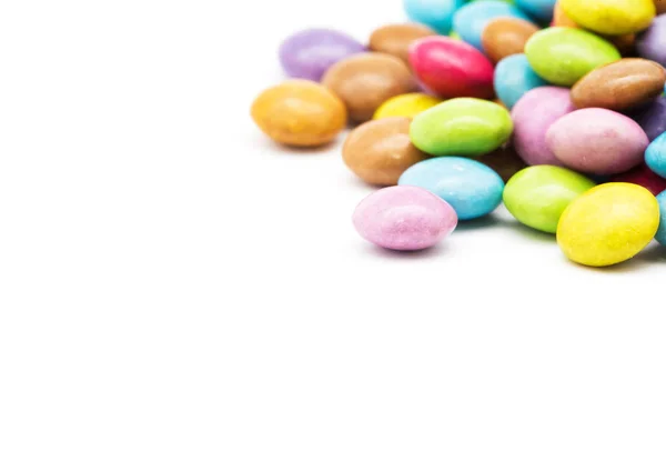 Bunte Bonbons auf weiß — Stockfoto