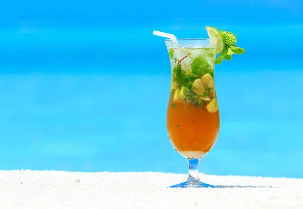 Cocktail mit verschwommenem Strand auf Hintergrund — Stockfoto