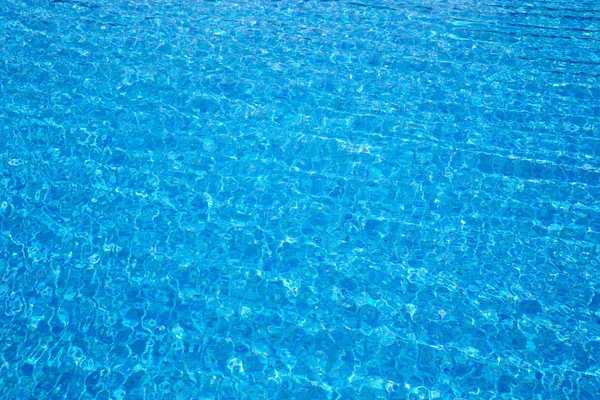 Agua azul con reflejos solares — Foto de Stock