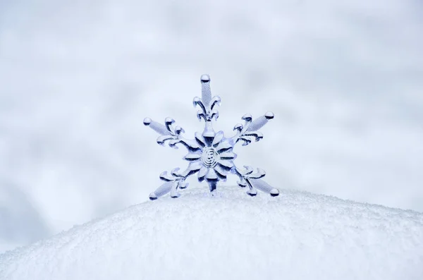 Floco de neve em uma neve branca — Fotografia de Stock