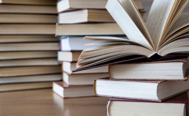 ahşap güverte kitap yığınları