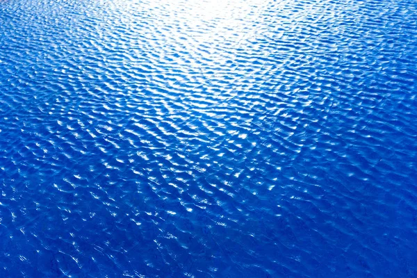 Eau bleue avec reflets solaires — Photo