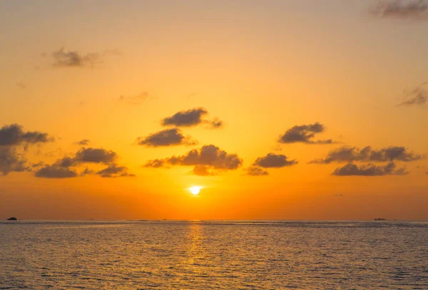 Sunset on sea in Maldives — Stock Photo, Image