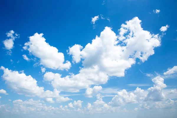 ท้องฟ้าสีฟ้าที่มีเมฆเล็ก ๆ — ภาพถ่ายสต็อก
