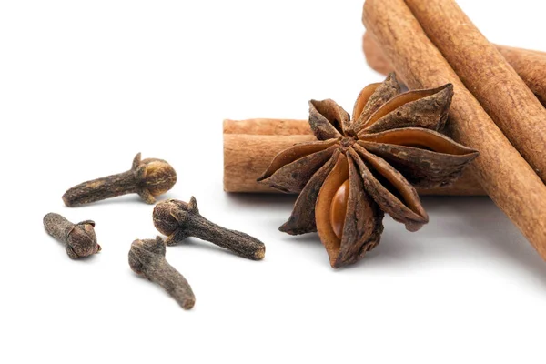 Cloves, anise and cinnamon — Stock Photo, Image