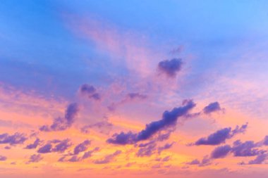 Hava gökyüzü ve bulutlar