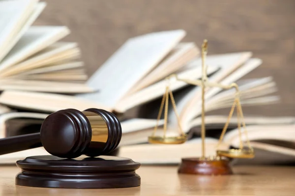 Wooden gavel and books — Stock Photo, Image