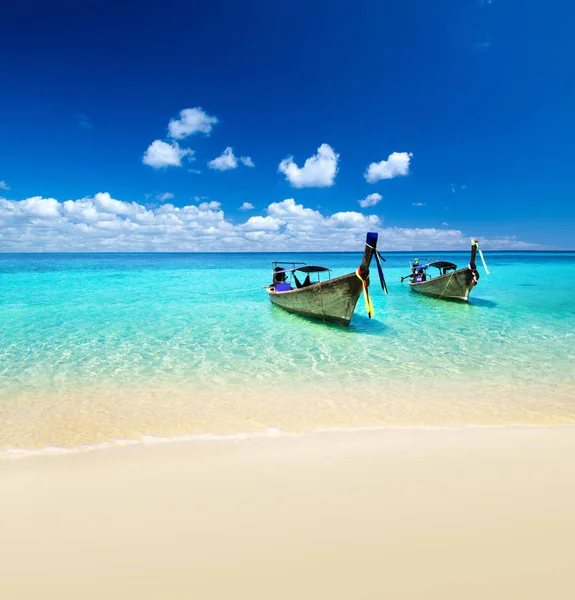 Beach and tropical sea — Stock Photo, Image