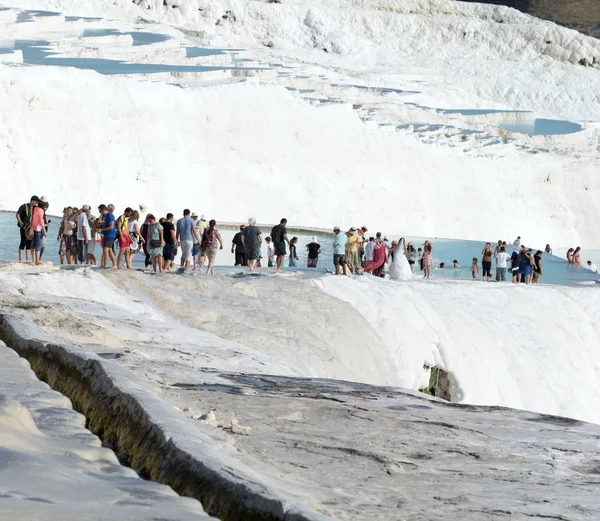 Toeristen op Pamukkale travertijn zwembaden en terrassen — Stockfoto