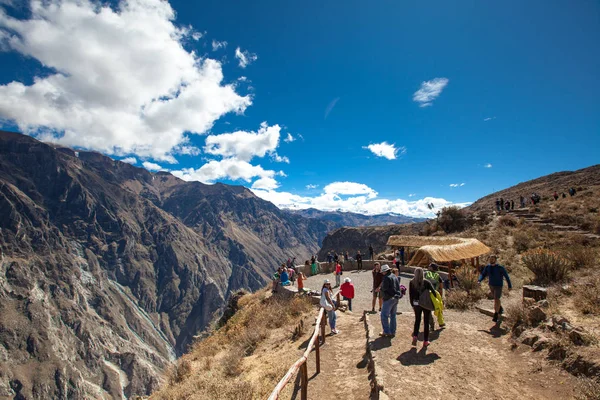 Touristes regardant les condors — Photo