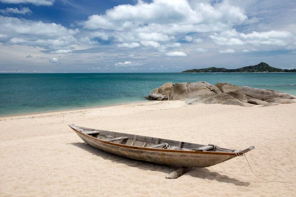 Gyönyörű strand és trópusi tenger. — Stock Fotó