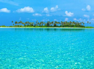 Mavi lagün ile tropikal plaj