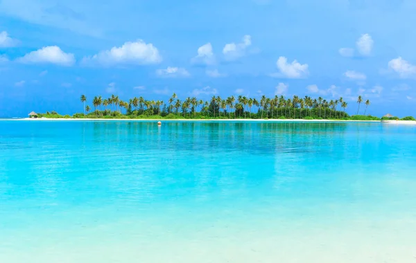 Tropisch strand met blauwe lagune — Stockfoto