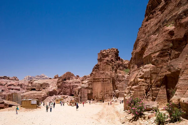 Personas frente a Petra, Jordania — Foto de Stock