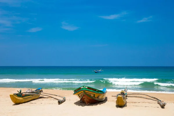 Tekneler sahilde Sri Lanka — Stok fotoğraf