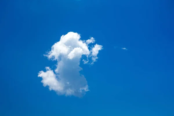 Cielo azul con nubes — Foto de Stock