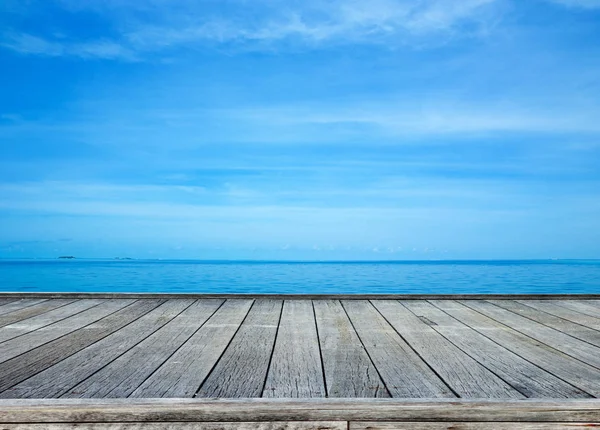 Pier na praia em Maldivas — Fotografia de Stock