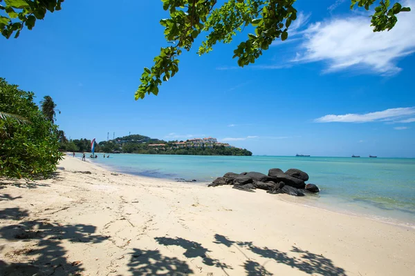 Tropisch strand met blauwe lagune — Stockfoto