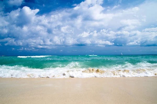 Tropischer Strand auf den Malediven — Stockfoto