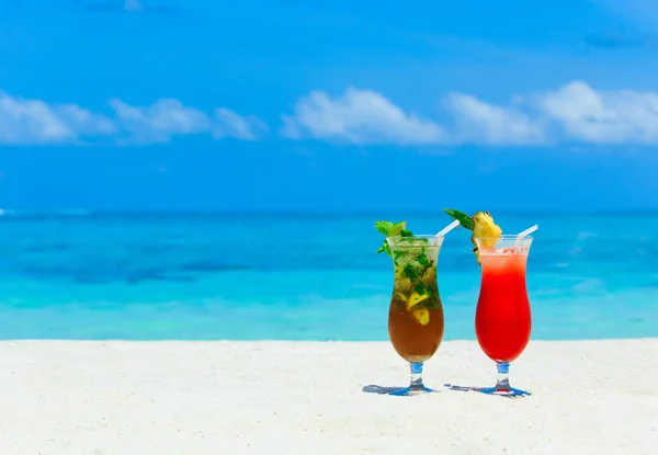 Cócteles con frutas en vasos — Foto de Stock