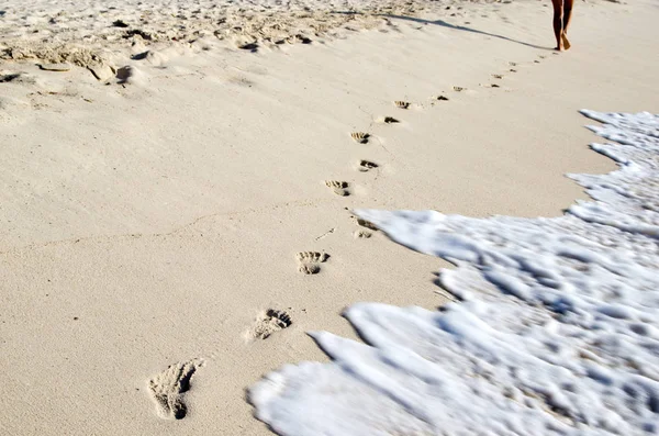 Empreintes de pas en Plage de sable — Photo