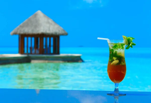 Cocktail met vruchten in glas — Stockfoto