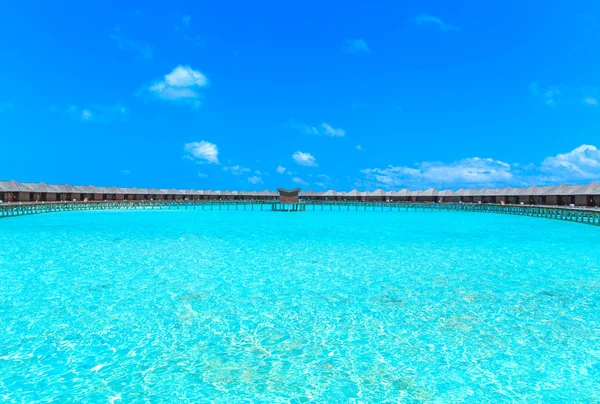Pier op strand in Maldiven — Stockfoto