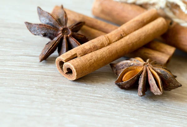 Anise and cinnamon on table — Stock Photo, Image